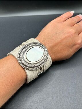 Leatherock Wide Cream Leather Cuff Bracelet with Mother-of-Pearl Center